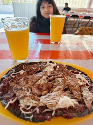 Gordita abierta con chicharrón y frijoles