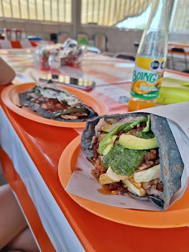 Gordita cortada mostrando el relleno